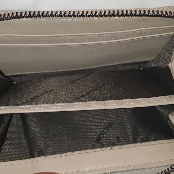 Burberry Wallet - Picture 5 of 16